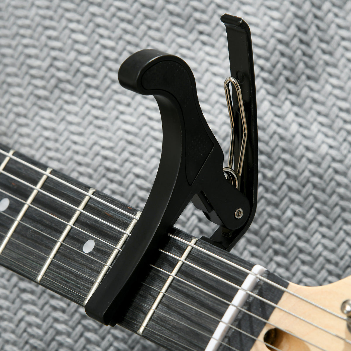 SPORTNOW Elektrische Gitarre mit 15W Verstärker, Tasche, Gurt und digitalem Stimmgerät, Schwarz